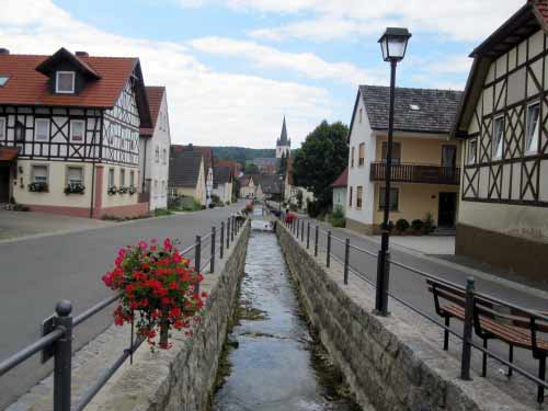 Entlang des Döbertenbaches zur Kirche