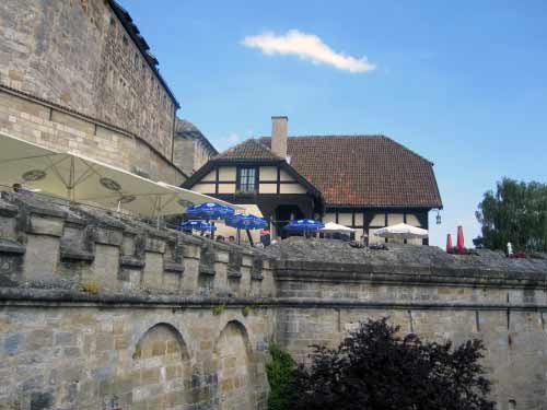 Burg-Restaurant zwischen den Burgmauern