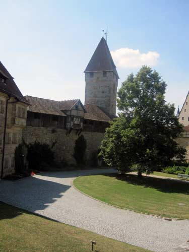 Der Innenhof ist ein kleiner Park