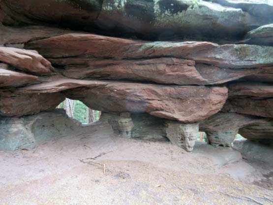 Wanderweg durch Höhle