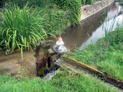 Dorfidylle: Wasserrad mit Gartenzwerg.