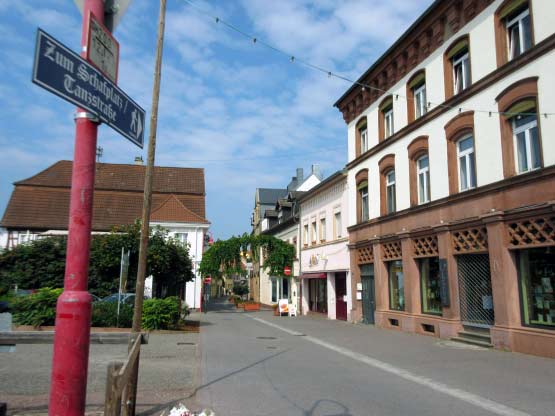 Weinranken über der Straße