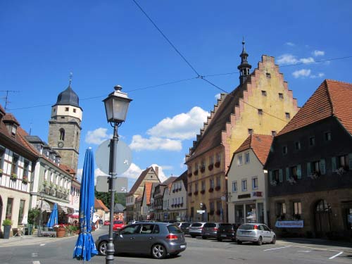 Ortszentrum mit gelbem Rathaus, Kirche und Hotel